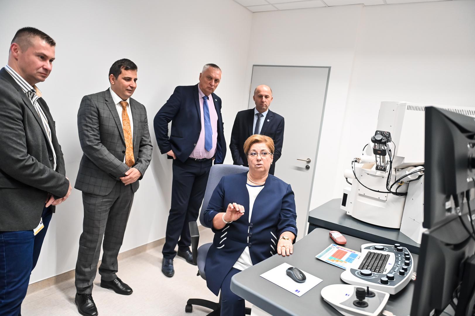 A jövő kutatásának eszköze az NKE új elektronmikroszkópja